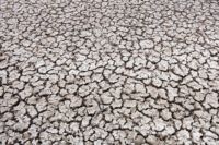 Ausgetrockneter Boden (auf manchen Inseln fiel die Regenzeit bereits zum 2. Mal aus)