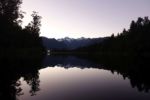 Sonnenaufgang am Lake Matheson mit Mount Cook und Mount Tasman