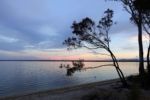 Sonnenuntergang am Lake Cootharaba bei Noosa