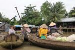Ein kleiner schwimmender Markt im Mekong Delta
