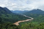 Der Nam Ou River schlängelt sich durch die Landschaft