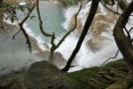 Blick in die Tiefen des Kuang Si Wasserfalls